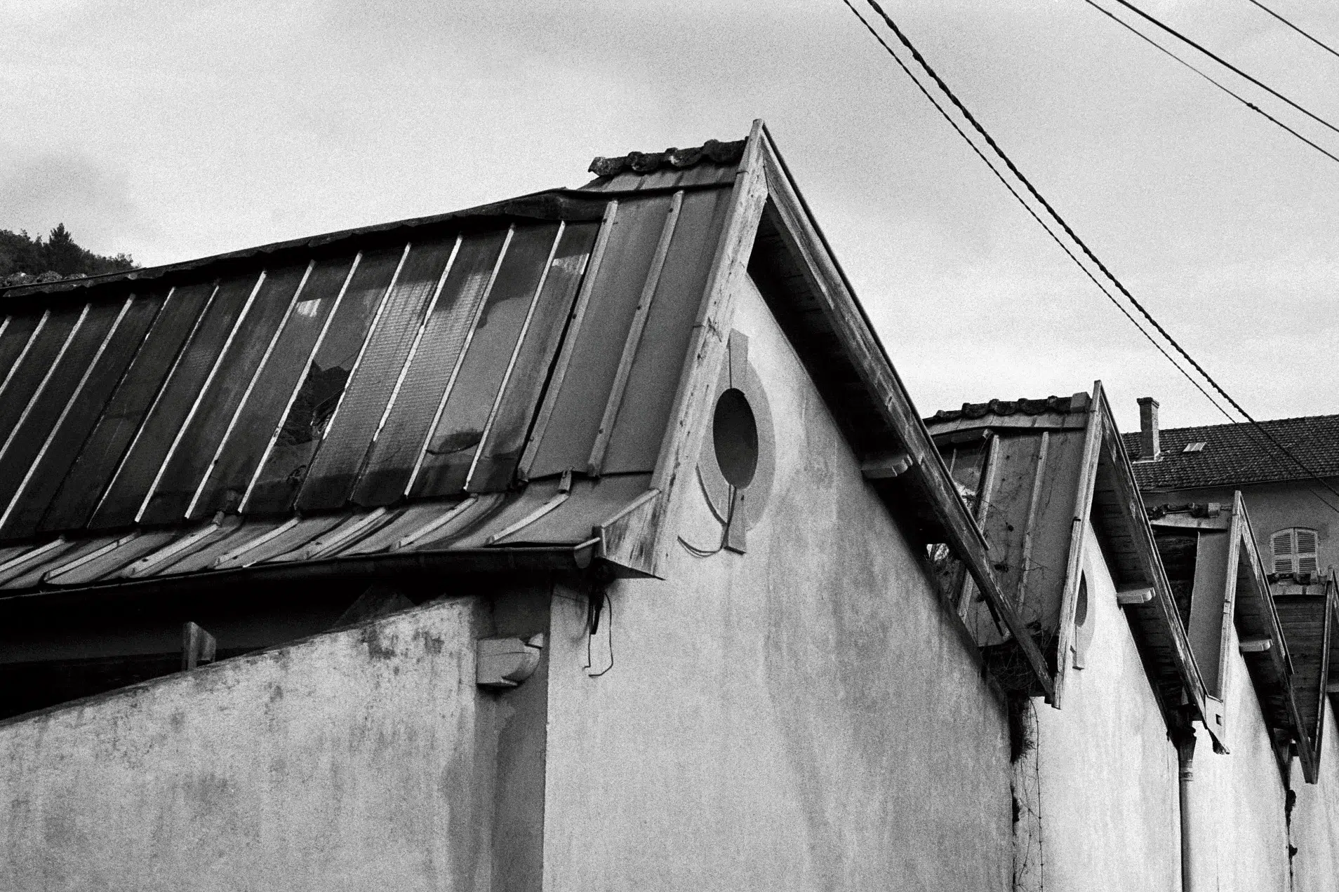 photo argentique d'une ancienne usine à ressorts pour matelas à Sail-sous-Couzan dans la Plaine du Forez en France prise par Natacha PIROUX